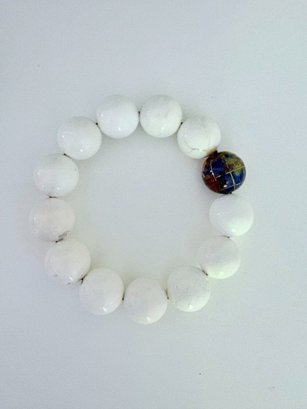 Kalifano Globe Stretch Bracelet White Beads